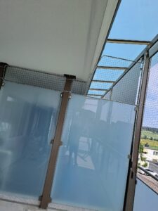 : Sicherung für Katzen auf einem Balkon als Absturzsicherung für die Katzen. Schützt die Haustiere vor dem Herunterfallen und entlaufen. Spezial Verbau mit Ausschnitt und Abschrägungen. Sonderhöhe von 3.5Meter