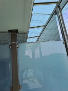 Katzennetzmontage auf einem Balkon als Absturzsicherung für die Katzen. Schützt die Haustiere vor dem Herunterfallen und entlaufen. Spezial Verbau mit Ausschnitt und Abschrägungen. Sonderhöhe von 3.5Meter