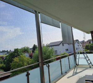 Katzenschutznetz auf einem Balkon als Absturzsicherung für die Katzen in Luzern. Schützt die Haustiere vor dem Herunterfallen und entlaufen. Sonderhöhe von 3.5Meter
