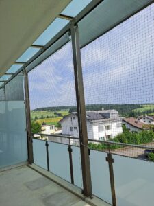 Katzenschutznetz auf einem Balkon als Absturzsicherung für die Katzen. Schützt die Haustiere vor dem Herunterfallen und entlaufen. Sonderhöhe von 3.5Meter