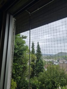 Katzenfallschutznetz auf einem Balkon/Blumentrog im Aargau als Absturzsicherung für die Katzen. Schütz die Haustiere vor dem Herunterfallen und fortlaufen. Stabilste Qualität.