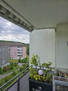 : Balkonnetz, als Absturzsicherung für die Katzen. Schützt die Haustiere vor dem Herunterfallen und entlaufen. Aussicht aus dem 6.OG. Balkon Eckverbau.